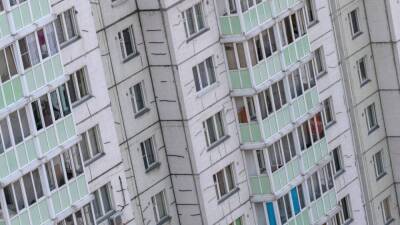 Двое подростков погибли после падения из окна девятиэтажки на севере Петербурга