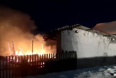 В деревне Тверской области загорелись деревянные сараи