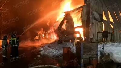 МЧС ликвидировало открытое горение в складском ангаре в Туле