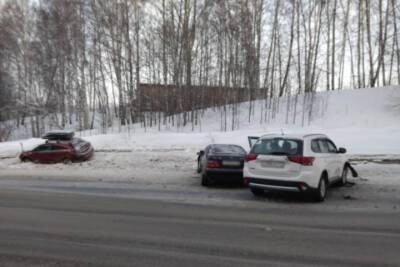 Три легковых автомобиля столкнулись в конце Иркутского тракта в Томске