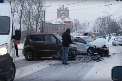Таксист и его пассажирка пострадали после столкновения с двумя машинами на Калинина в Красноярске