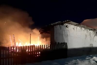 Сарай в деревне Тверской области сгорел полностью