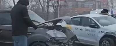 В Красноярске в массовом ДТП с участием такси пострадали два человека