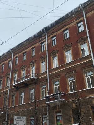 В Ленобласти госпитализировали школьника после падения льда с крыши