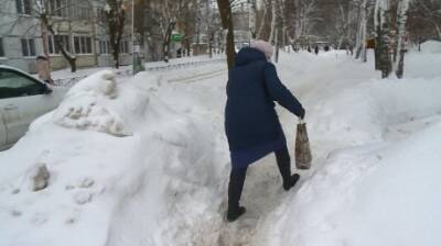Пензенцам приходится взбираться на сугроб на улице Карпинского - penzainform.ru