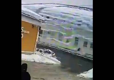 В Ярославской области лавина сошла с крыши на семью с ребенком