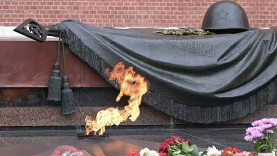 Президент Бразилии Болсонару возложил венок к могиле Неизвестного Солдата в Москве