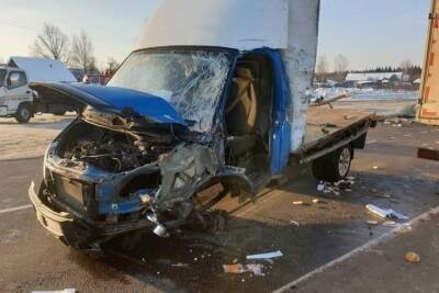 В Тверской области заснувший за рулём водитель врезался в фуру
