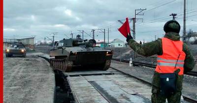 Эшелоны с российской военной техникой пересекли Крымский мост