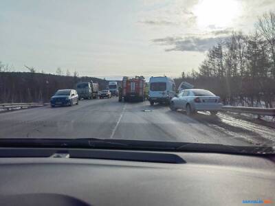 Автобус впечатал легковушку в кювет на выезде из Южно-Сахалинска