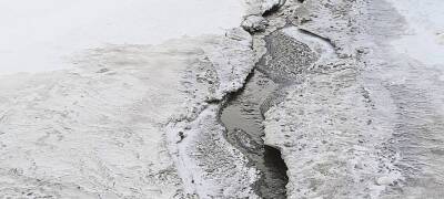 Течи нет: дорогу в Петрозаводске затопили талые воды