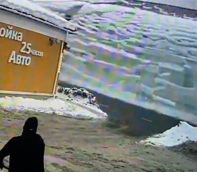 В Рыбинске лавина снега, упавшего с крыши, завалила целую семью
