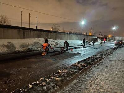 Петербуржцы сами ремонтируют дорогу около одного из ЖК