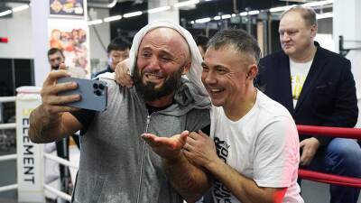 Боксер Цзю поддержал Исмаилова на тренировке перед боем с Дуродолой