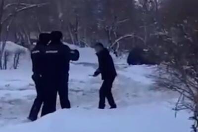 Пьяная троица с ножом бросалась на жителей Оренбурга средь бела дня: полиции пришлось стрелять - Русская семерка