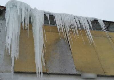 Рязанцев предупредили о вероятности несчастных случаев из-за схода снега и наледи с крыш