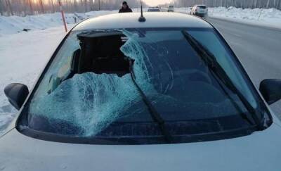 На тюменской трассе ледяной ком пробил лобовое стекло легковушки и ранил пассажира