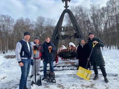 Депутаты муниципального Совета депутатов Лобни провели уборку снега на мемориалах ВОВ