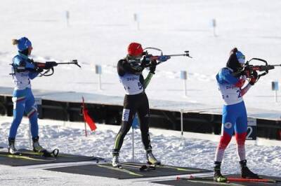 Четыере российские биатлонистки выиграли серебро в эстафете на Олимпиаде в Пекине