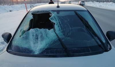 Снежный ком пробил стекло авто и нанёс повреждения пассажиру на тюменской трассе