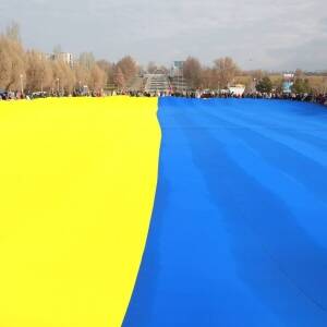 На запорожской «Радуга» развернули огромный флаг Украины. Фото