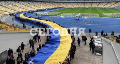День единения: в Киеве развернули самый большой флаг Украины