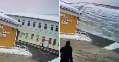 Снег с крыши упал на семью с ребенком: мать закрыла собой дочь
