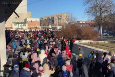 Школы в Ростовской области массово эвакуировали из-за сообщений о минировании 16 февраля