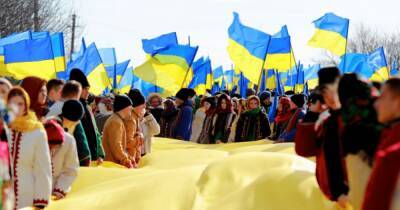 Патриотические лозунги и флешмобы с флагами: как в Киеве отмечают День единения (видео)