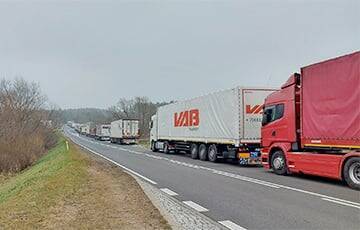 Застрявшие на границе Литвы водители тягачей стоят в очереди по 12 суток