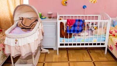 СКР: Оставившую двух голодных младенцев в квартире пару ранее лишили прав на восемь детей