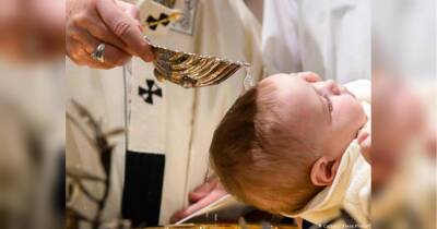 Тисячі католиків дізналися, що їхнє хрещення недійсне — священник протягом 26 років помилявся під час обряду в одному слові