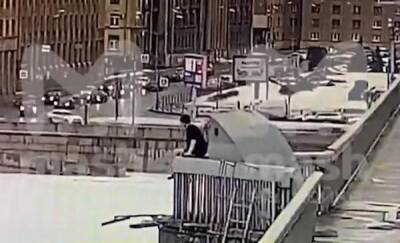 Мужчина разбился об лед при падении с моста