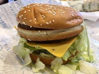 Женщина хранила чизбургер из «Макдоналдса» пять лет и пришла в ужас от его вида