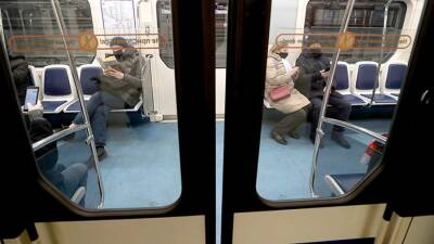 В Петербурге допустили введение штрафов за проезд в зловонной одежде в метро