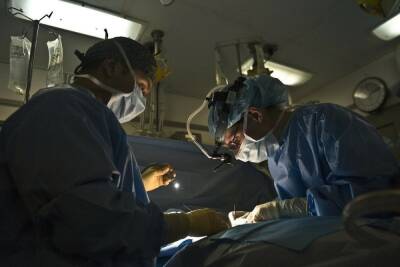 Зажим, салфетка, очки: что забывают хирурги в телах пациентов