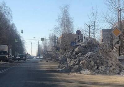 На улице Шереметьевской одну полосу дороги перекрыли горой снега