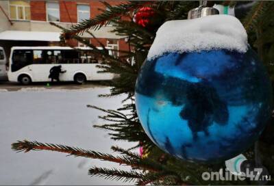 Жителям Житково пришлось самим вытаскивать застрявший в снегу автобус