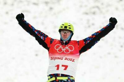 Фристайлист Буров выиграл бронзу Олимпиады в лыжной акробатике