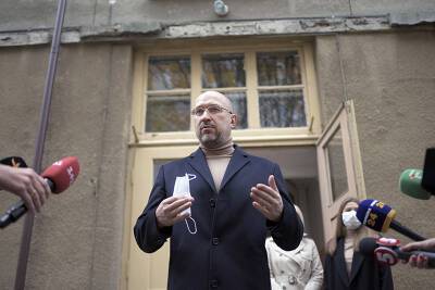 Премьер Украины отказался эвакуироваться из Киева