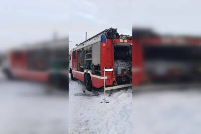 Двух человек ищут в зоне задымления в горящем бизнес-центре на Одоевского