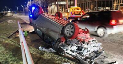 ФОТО. В Вильнюсе перевернулся автомобиль: пострадал нетрезвый гражданин Латвии
