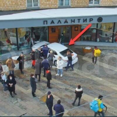 В Москве на Новослободской улице автомобиль въехал в магазин