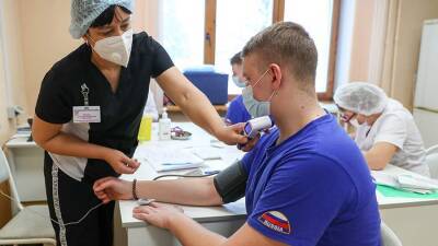 Мурашко заявил о хорошей переносимости вакцинации от COVID-19 подростками