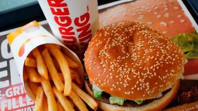 Гамбургер за 55 шекелей: сети быстрого обслуживания в Израиле повышают цены