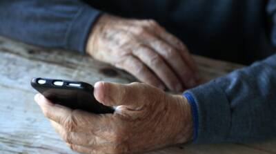 Пенсионеры не смогут продать свой бесплатный смартфон: как это будут контролировать
