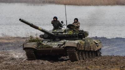 Украинские военные перебросили десятки танков на направление возможного удара в ЛНР