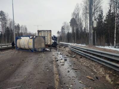 На М11 в Тверской области водитель фуры заснул за рулем, врезался в грузовик и сбил вышедшего из машины человека