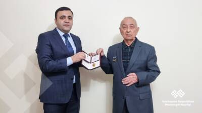Народному поэту Узбекистана вручен нагрудный знак "880-летие Низами Гянджеви"