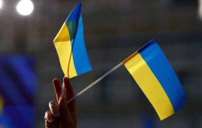 Депутат горсовета Одессы во время заседания убрал со стола украинские флаги